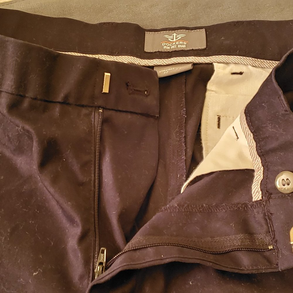 Dockers Men's Iron Free Khaki, Straight Fit, Black Pants - Size W32 L32 - Picture 6 of 8